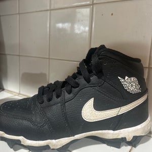 Unisex 3.5Y (Big Kids / Youth) Air Jordan High Top Turf Cleats (Used)