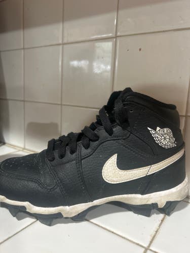 Unisex 3.5Y (Big Kids / Youth) Air Jordan High Top Turf Cleats (Used)