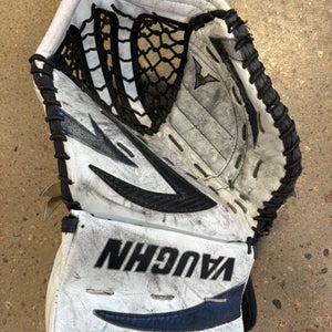 Intermediate Vaughn Velocity V5 7260 Goalie Glove Regular (Used)