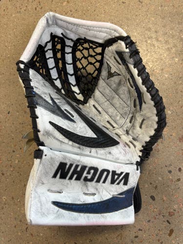 Intermediate Vaughn Velocity V5 7260 Goalie Glove Regular (Used)