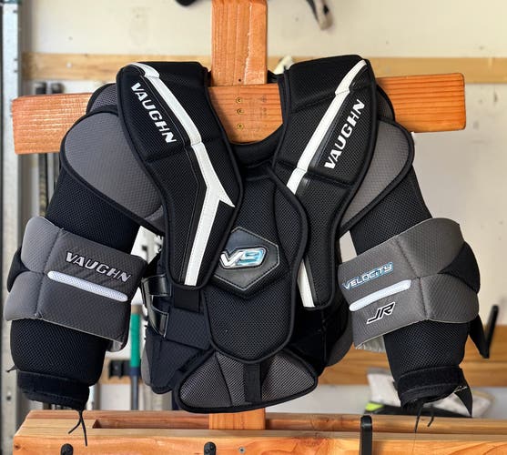Vaughn Velocity V9 junior m/l chest protector