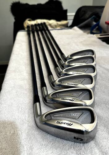 Men's Mizuno MX 17 Right Handed Iron Set Regular Flex Steel Shaft (Used)