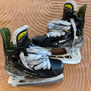 Junior Bauer Vapor 3X Hockey Skates Extra Wide Width Size 2.5 (Used)