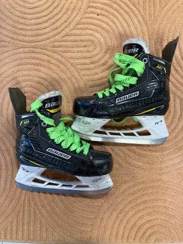 Junior Bauer Supreme M1 Hockey Skates Regular Width Size 2.5 (Used)