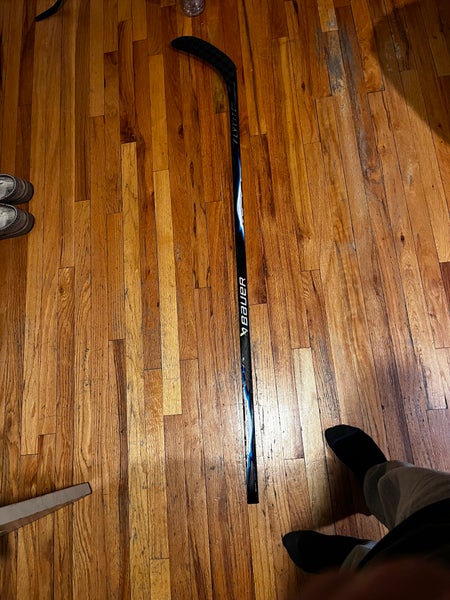 Intermediate Bauer Vapor Flylite Right Handed Hockey Stick P28 65 Flex (New)