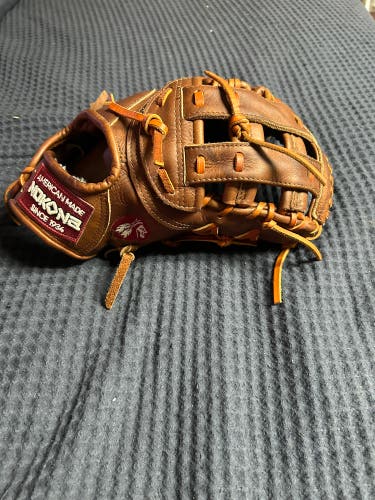 Nokona Walnut RH First Base Baseball Glove 13