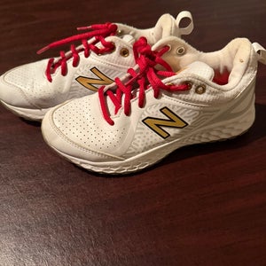 Unisex 5Y (Big Kids / Youth) Youth New Balance 2000v4 Turf Shoes (Used)