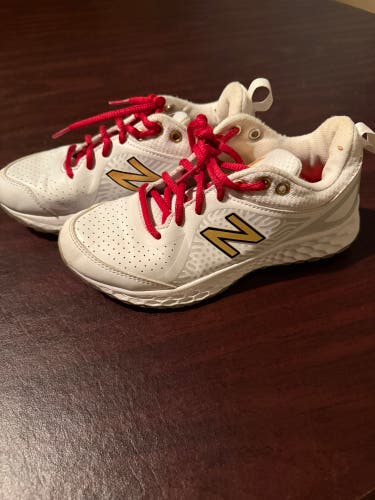 Unisex 5Y (Big Kids / Youth) Youth New Balance 2000v4 Turf Shoes (Used)