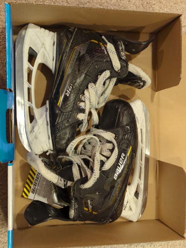 2023 Bauer Supreme M5 Pro Hockey Skates Size 4 (Used)