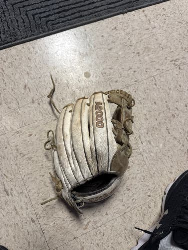 2025 Wilson A2000 RH Infield Baseball Glove 12" (Used)