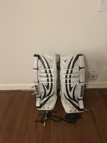 32" Vaughn V5 7460 Goalie Leg Pads (Used)