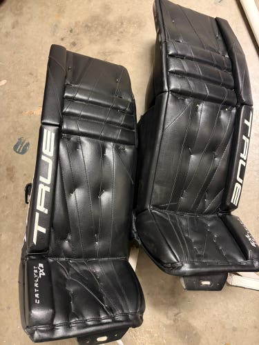 31" True Catalyst 7X3 Goalie Leg Pads (Used)