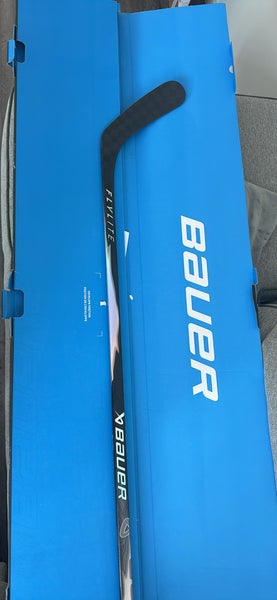 Junior Bauer Vapor Flylite Right Handed Hockey Stick P92 50 Flex (New)