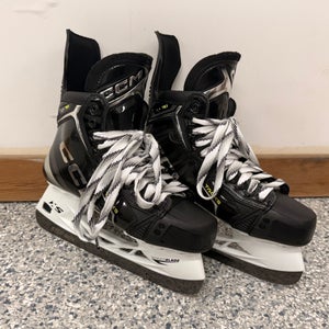 CCM Tacks XF 90 Hockey Skates R Width 10 (Used) with EXTRA CCM Black Steel Runners. Worn (3) times.