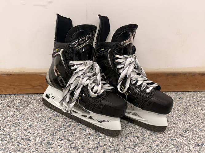CCM Tacks XF 90 Hockey Skates R Width 10 (Used) with EXTRA CCM Black Steel Runners. Worn (3) times.