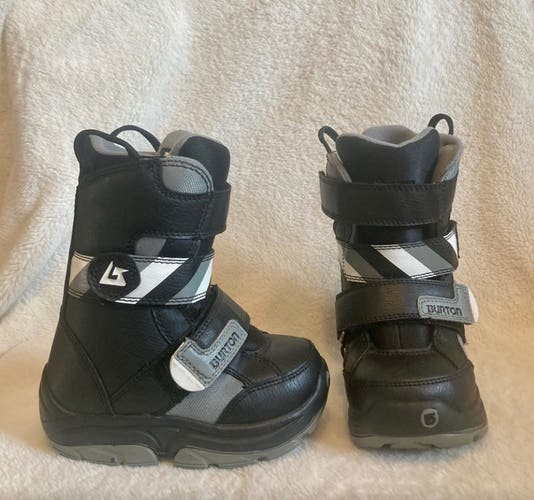 Kid's 11K (Little Kids) Burton Grom Snowboard Boots (Used)
