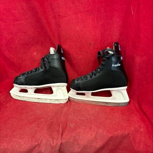 Hockey Skates: CCM Rapide 101 ice hockey skates in black. Size: 5