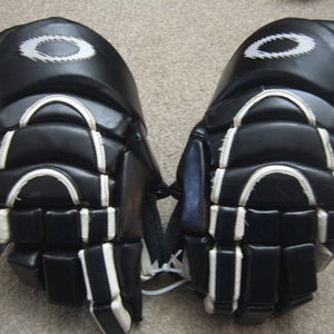 Rare Excellent Condition Oakley Mace Senior Hockey Gloves size 14" Black/White
