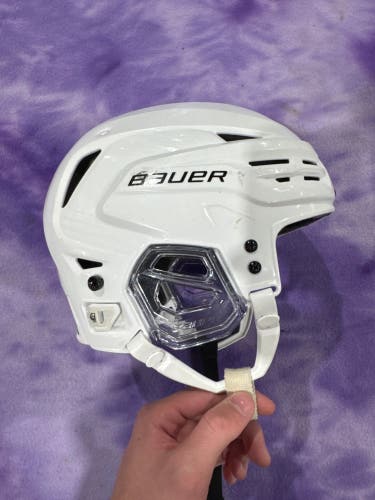 White Small Bauer Re-Akt 85 Helmet (Used)