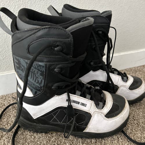 Millennium Three M3 Snowboard Boots Men's Size 8 Black/White