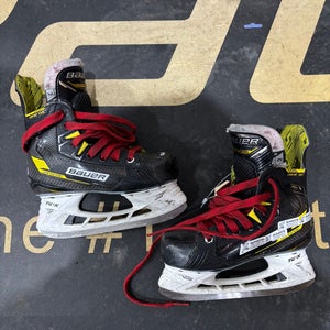 Junior Bauer Supreme M4 Hockey Skates Regular Width Size 2 (Used)
