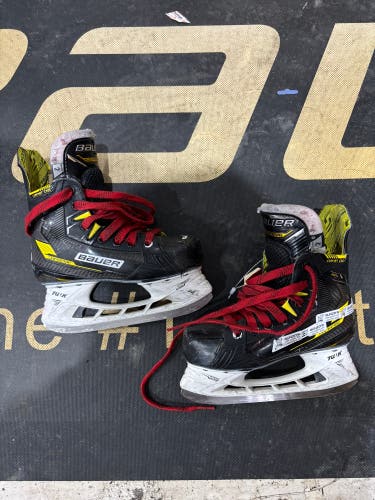 Junior Bauer Supreme M4 Hockey Skates Regular Width Size 2 (Used)