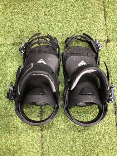 Men's Medium Salomon Snowboard Bindings (Used)