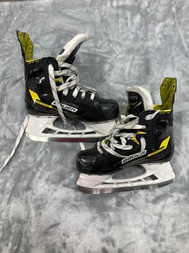 Junior Bauer Supreme M4 Hockey Skates Regular Width Size 3.5 (Used)