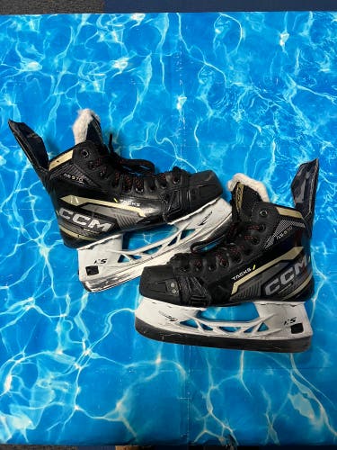 Intermediate CCM Tacks AS-570 Hockey Skates Regular Width Size 5.5 (Used)