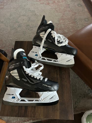 2024 True Catalyst Pro Hockey Skates Regular Width Pro Stock 10 (New)