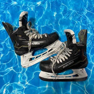 Intermediate Bauer Supreme M40 Hockey Skates Size 5.5 (Used)