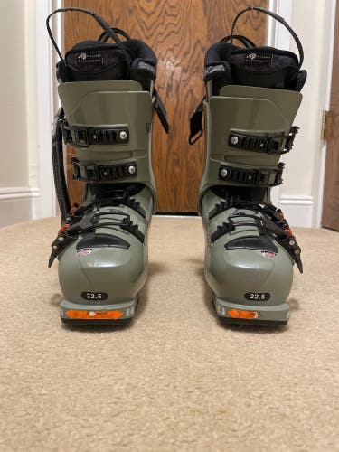 Mondo 22 & 22.5 Women's Tecnica Cochise All Mountain Ski Boots Medium Flex (New)