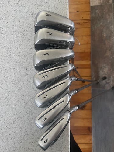 Men'sTaylorMade Stealth BlK RH Iron Set R-Steel 95 SHFT (7 Clubs) 5 - 9, PW, GW (Used)