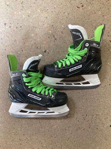 Intermediate Bauer XLS Hockey Skates Regular Width Size 5 (Used)