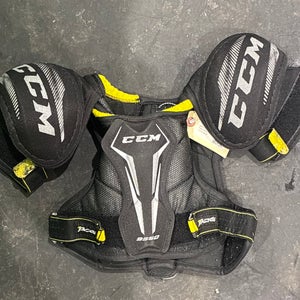 Medium Youth CCM Tacks 9550 Shoulder Pads (Used)