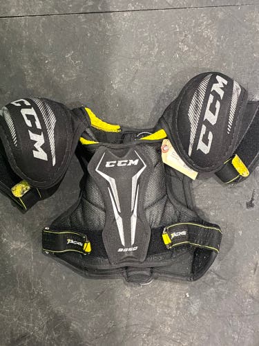 Medium Youth CCM Tacks 9550 Shoulder Pads (Used)