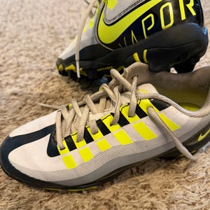 Unisex 4.5Y (Big Kids / Youth) Nike Cleats (Used)