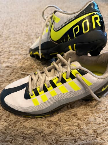 Unisex 4.5Y (Big Kids / Youth) Nike Cleats (Used)