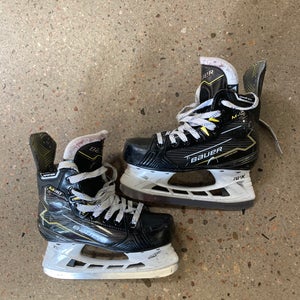 Junior Bauer Supreme M40 Hockey Skates Regular Width Size 2.5 (Used)