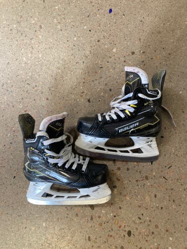 Junior Bauer Supreme M40 Hockey Skates Regular Width Size 2.5 (Used)