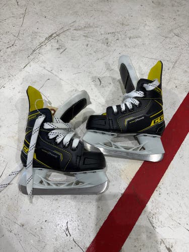Youth CCM Super Tacks 9350 Hockey Skates Regular Width 6 (New)