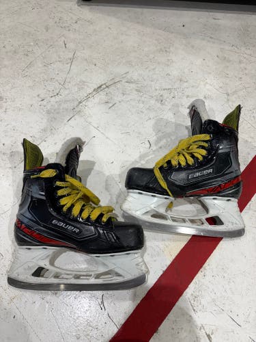 Junior Bauer Vapor X2.9 Hockey Skates Extra Wide Width Size 3 (Used)