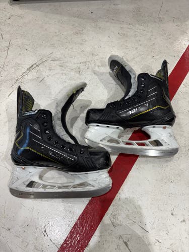 Intermediate Bauer Supreme M40 Hockey Skates Size 4 (Used)