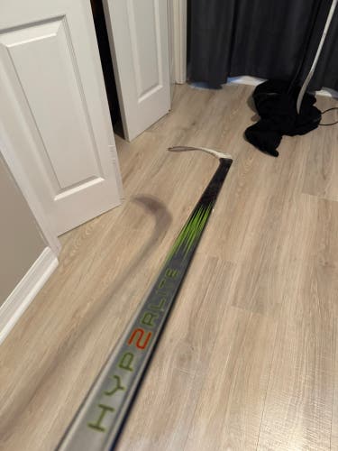 Intermediate Bauer Vapor Hyperlite 2 Right Handed Hockey Stick P92 55 Flex (Used)