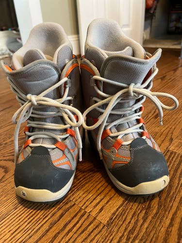 2Y (Big Kids / Youth) Burton Moto Snowboard Boots (Used)