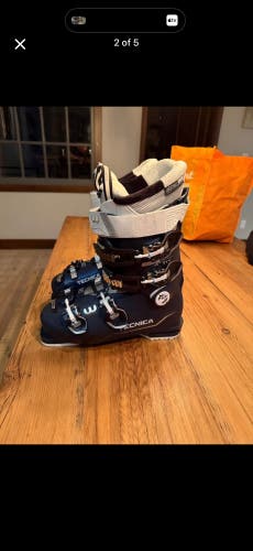 Women’s ski boots