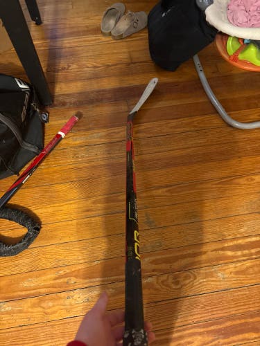 Youth Bauer Vapor Tyke Right Handed Hockey Stick 30 Flex (Used)