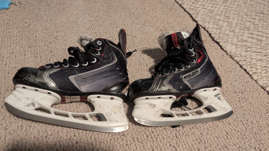 Bauer Vapor X 7.0 Hockey Skates Regular Width Size 4.5 (Used)
