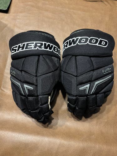 Sher-Wood Rekker Legend 1 Gloves 15" (Used)