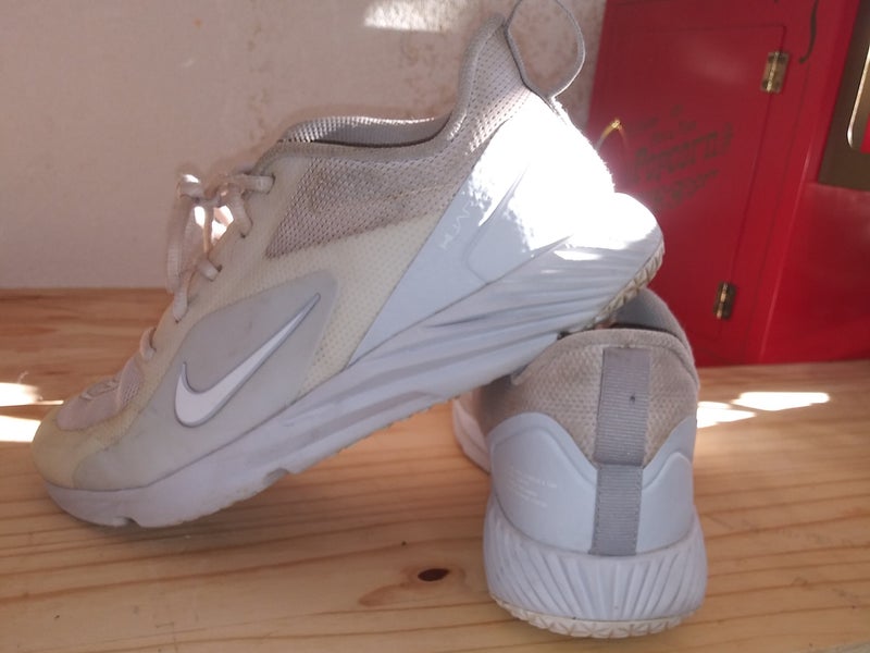 White Unisex Size M 7.5 (W 8.5) Nike Low Top Alpha Huarache 8 Pro Turf Turf Cleats (Used)